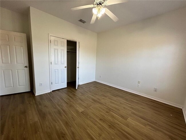 Building Photo - 5463 Henning Dr W