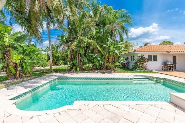 Building Photo - 14610 Tarpon Dr