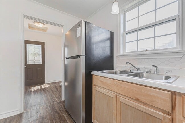 Building Photo - 607 N Speed St