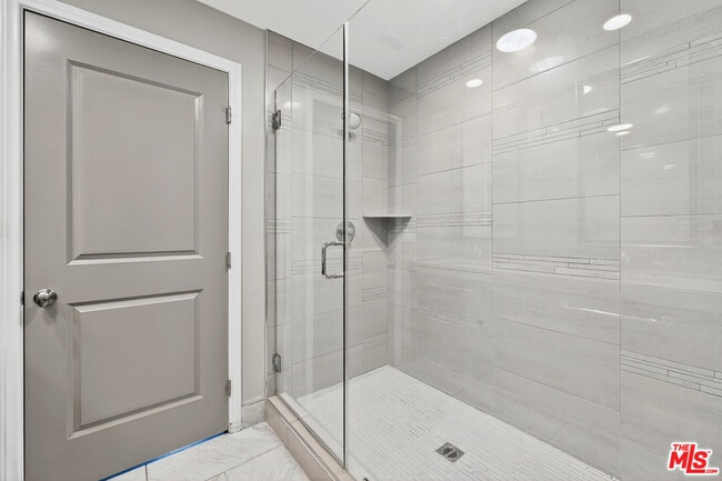 Building Photo - 5933 W Luna Park