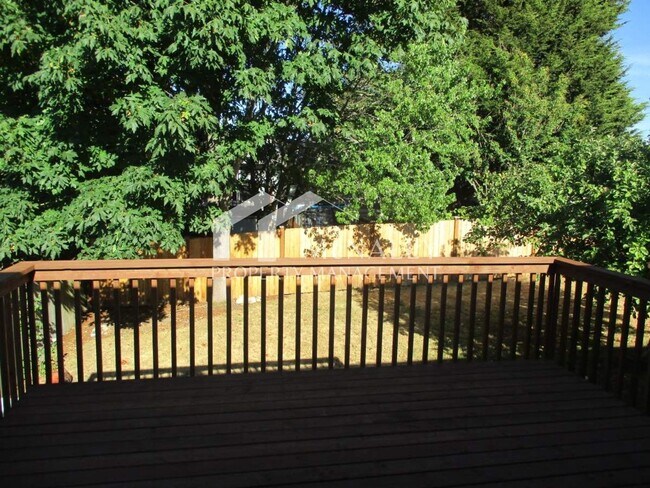 Building Photo - 4 Bedroom, 1.75 Bathroom Home in North Tacoma