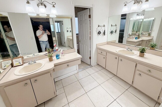 Building Photo - 956 Mockingbird Ln