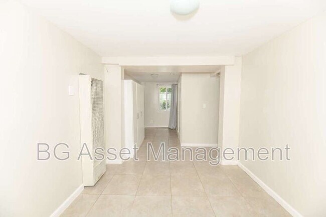 Building Photo - 1723 Bayo Vis