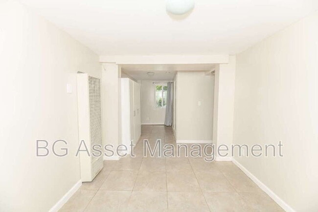 Building Photo - 1723 Bayo Vista Ave