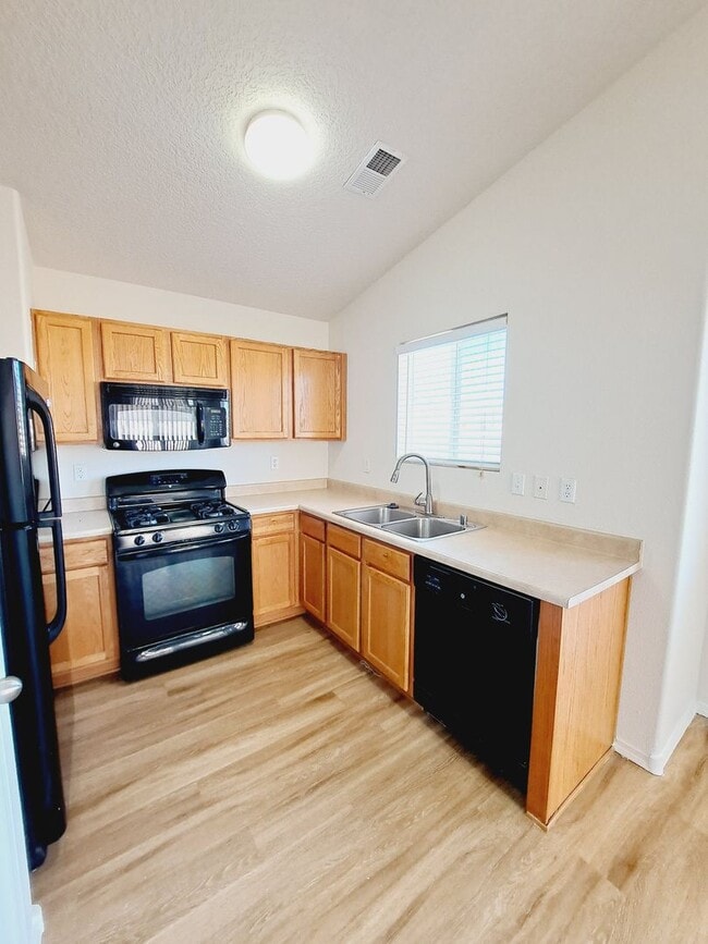 Building Photo - 3 bed 2 bath home in Huning Ranch. Great Yard