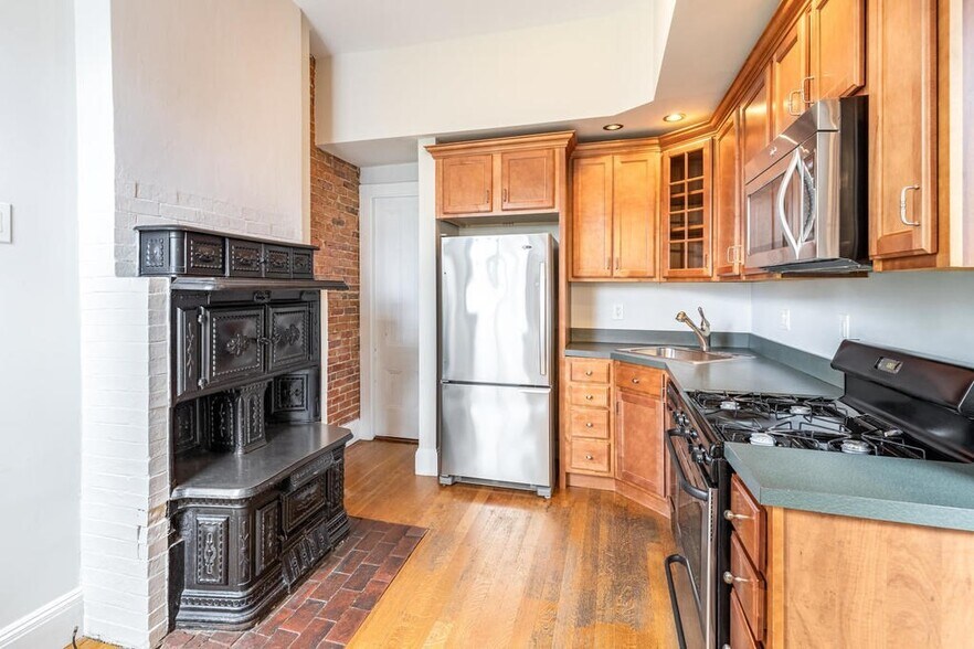 Building Photo - 325 K St