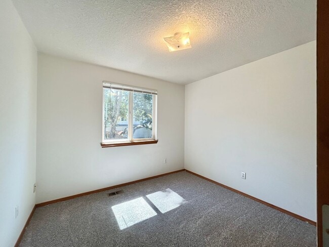 Building Photo - 15612 SW Wintergreen St