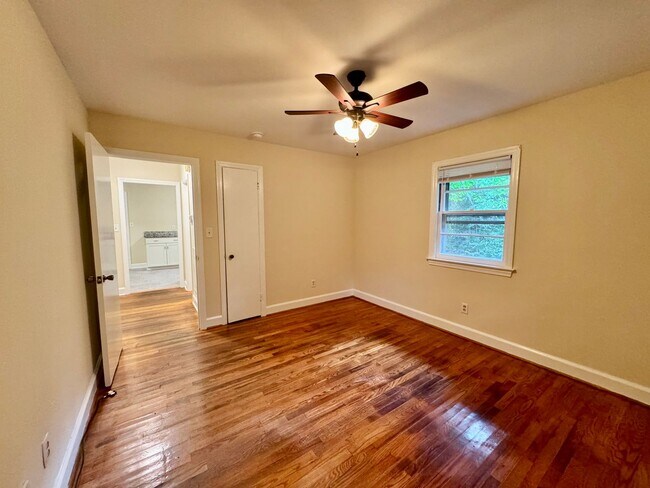 Building Photo - Walk to UNC and Merritt's Store!