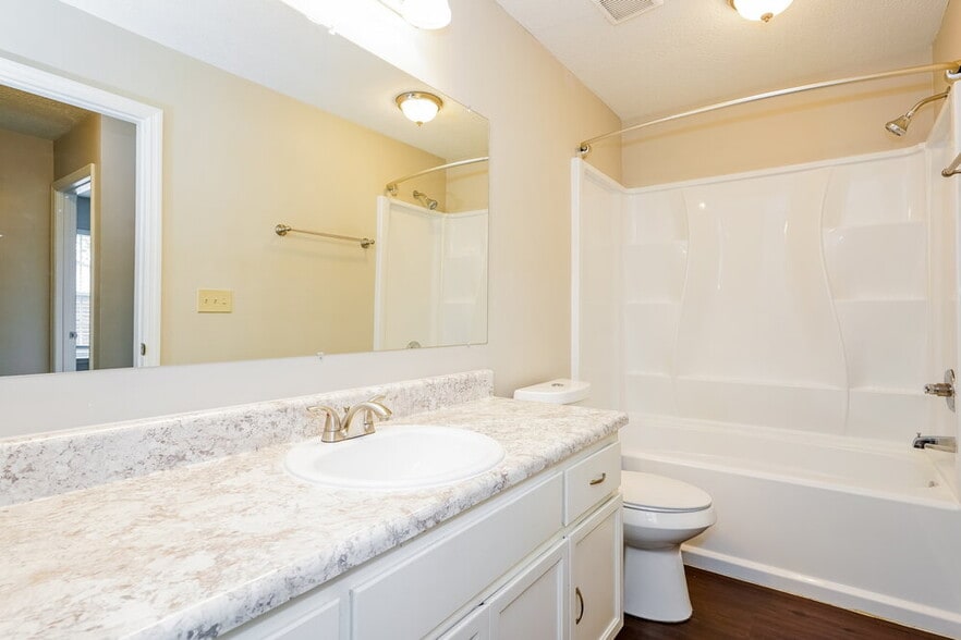 Building Photo - 2729 Riverbend Dr