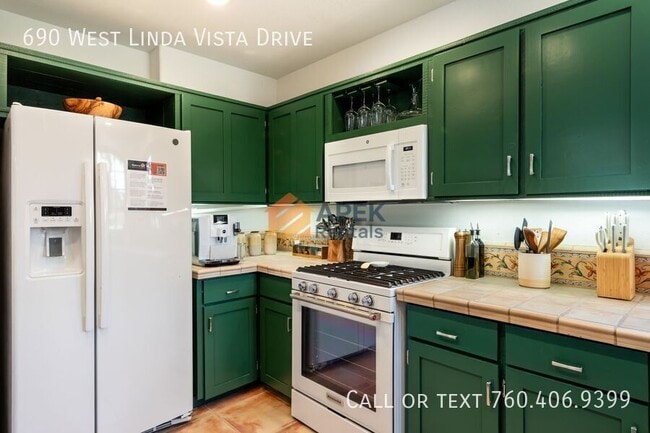 Building Photo - 690 W Linda Vista Dr