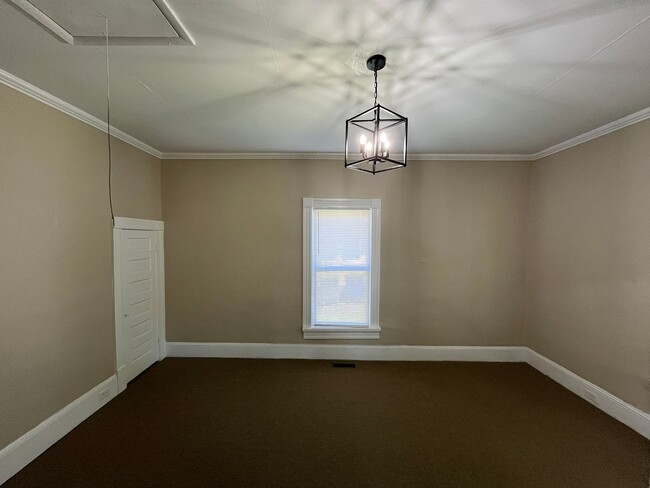 Building Photo - Newly Renovated 2 Bedroom Bungalow!!!
