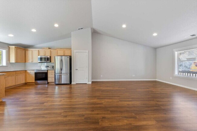 Building Photo - Spacious 4 bedroom home in Dayton