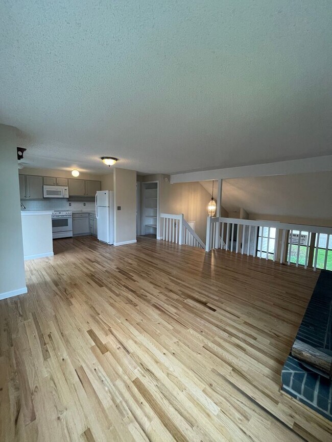 Building Photo - Sun-Filled 3-Bed, 2.5-Bath home with Deck ...