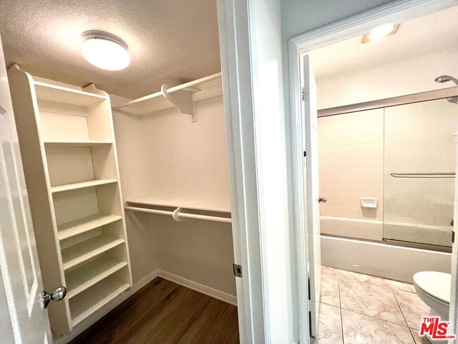 Building Photo - 640 Indian Oak Ln