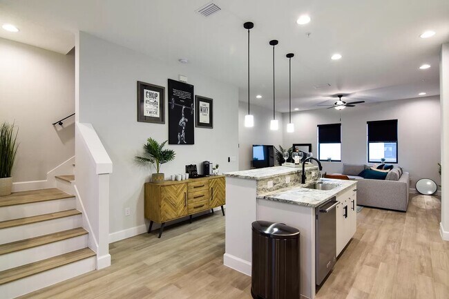 Building Photo - 1332 W Gray St