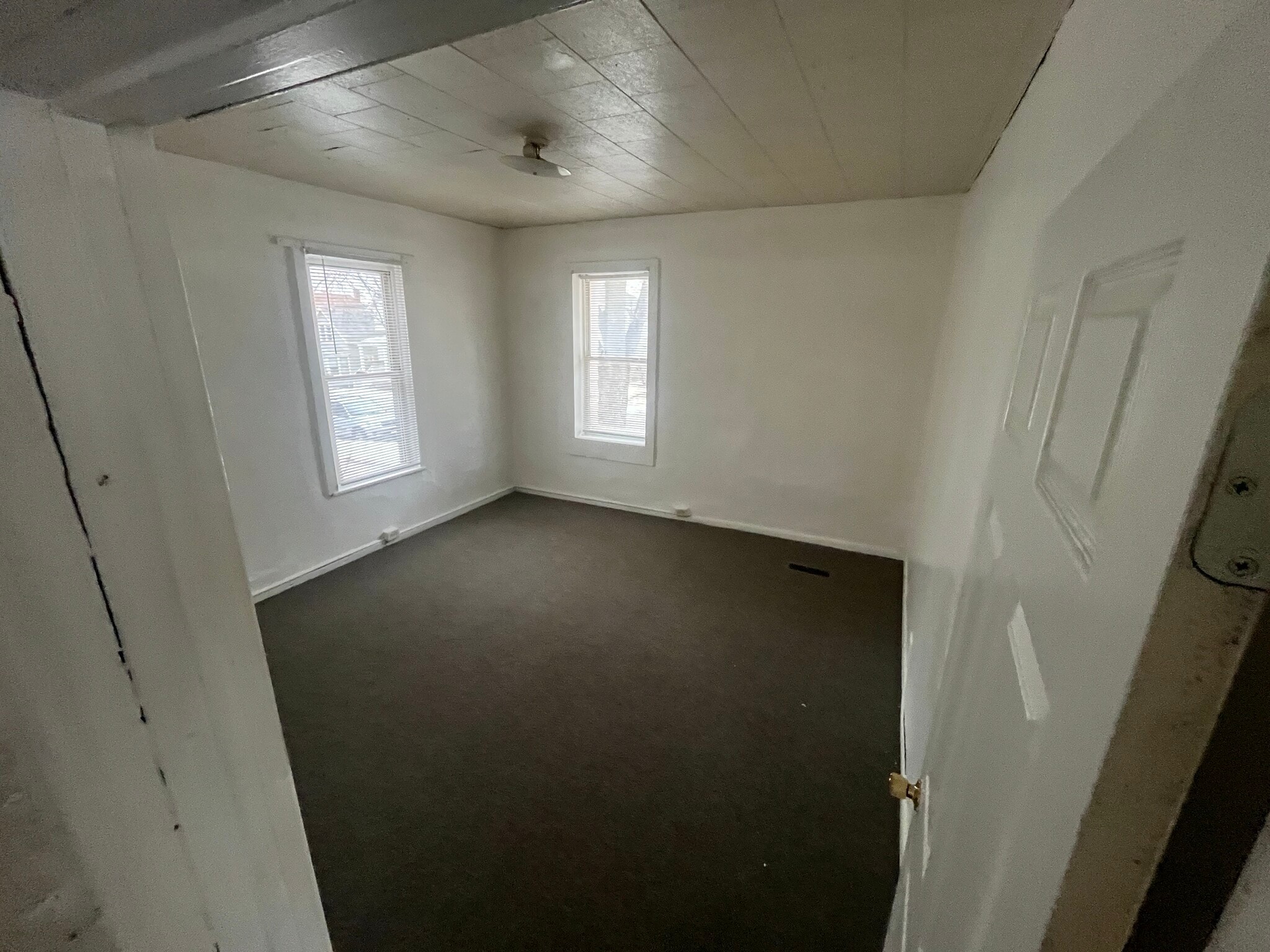 Building Photo - 690 York Ave