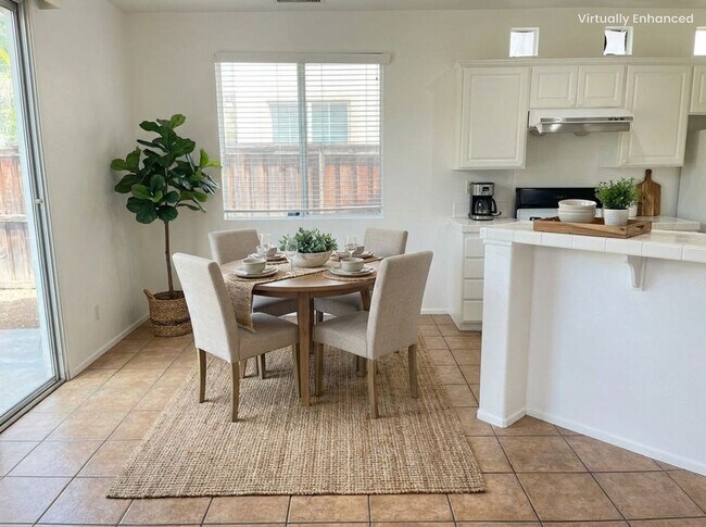 Building Photo - 3 bedroom, 2.5 bath Home for Rent in the Riverwalk