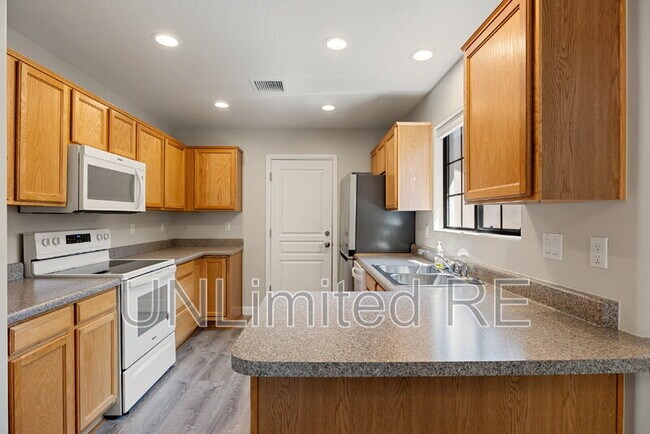 Building Photo - 3267 Iris Ln