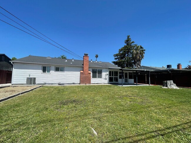 Building Photo - Beautiful Three Bedroom Two Bathroom Home