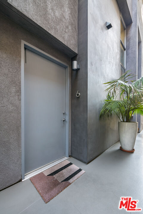 Building Photo - 1220 N Orange Grove Ave