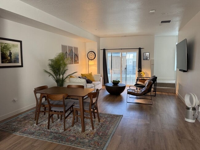 Building Photo - Charming 2BR Townhome in Centerville