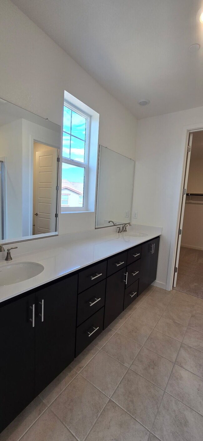 Building Photo - Welcome to your dream home in Lathrop! Thi...