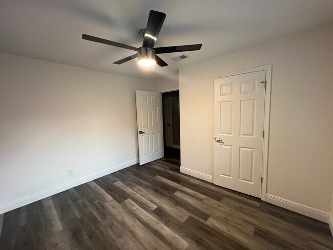 Building Photo - 317 Parkwood Dr