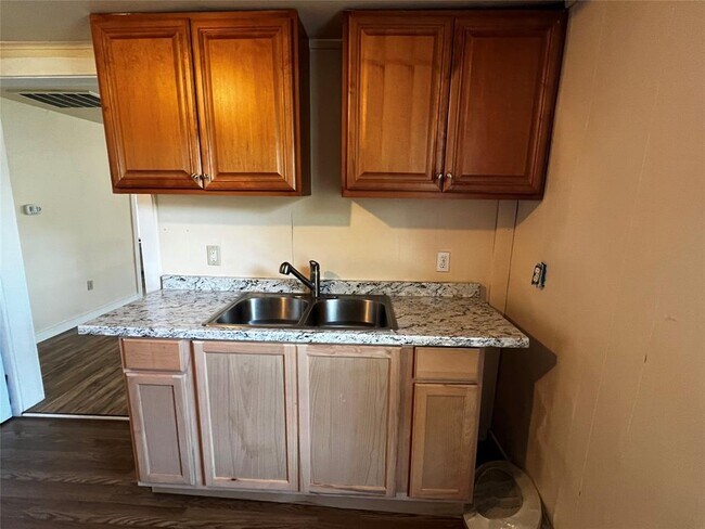 Building Photo - 102 E Carrie Manor St