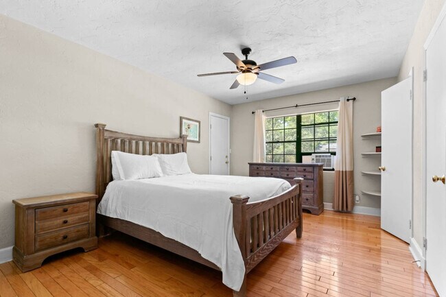 Building Photo - 1929 NW 7th Ln