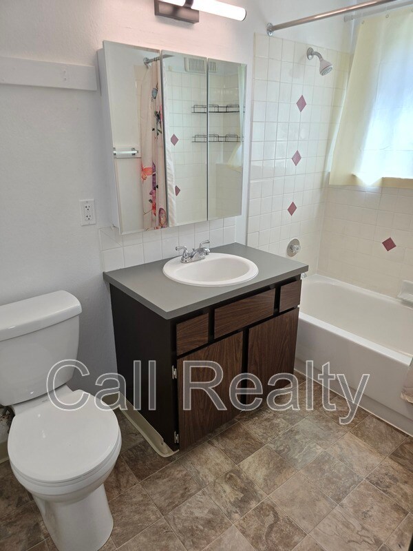 Building Photo - 3322 S Raymond Cir