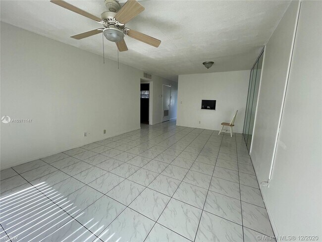 Building Photo - 2 br, 1 bath Condo - 381 N State Road 7 # 441