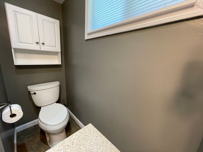 Building Photo - Charming 2BR Home with Large Yard & Porch in Mount Washington