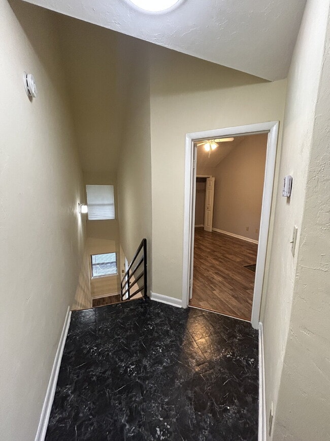 Building Photo - Spacious 2 bedroom townhouse with an additional loft located near TCC!