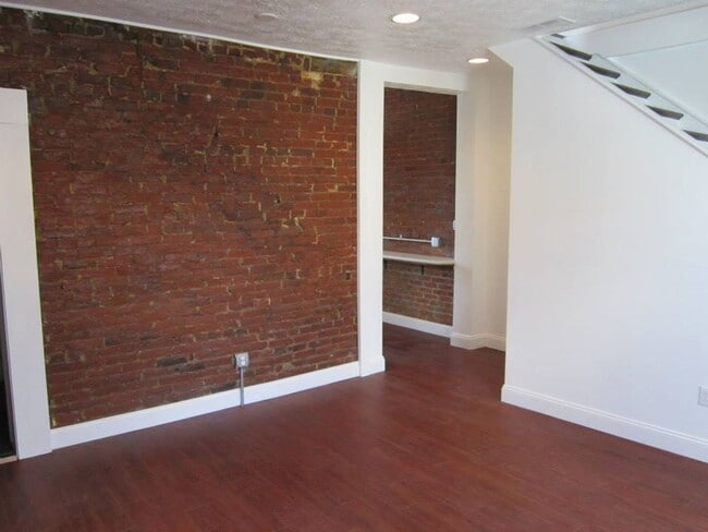 Building Photo - Beautiful 3 bed, 1 bath luxury apartment South Side Flats