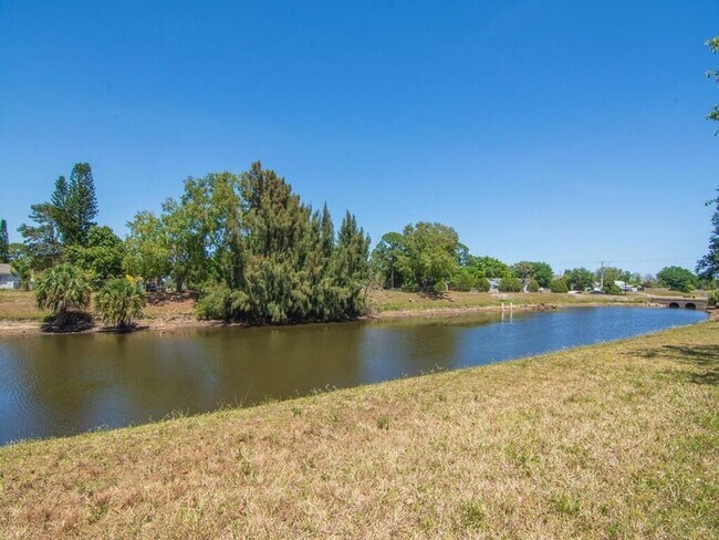 Building Photo - 254 SW Bridgeport Dr