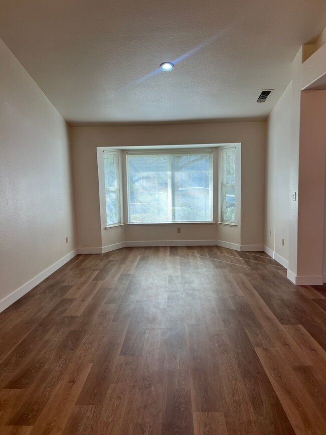 Building Photo - COMPLETELY REMODELED 3 BEDROOM HOUSE IN W. ROSEVILLE!!