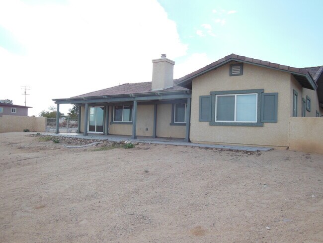 Building Photo - Swamp Cooler, Central AC and Tile Throughout!