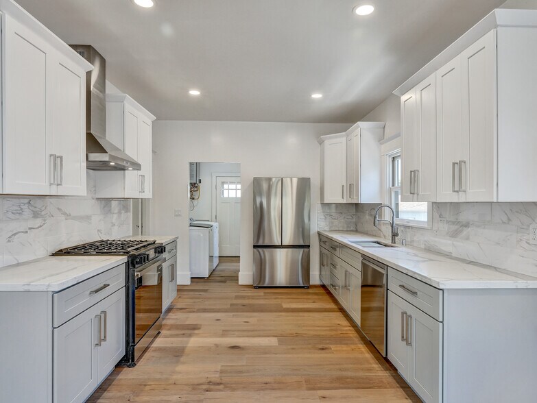 Building Photo - 1075 43rd St