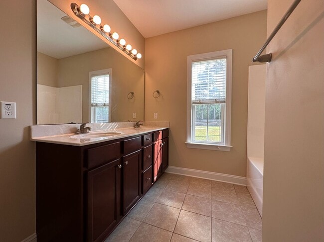 Building Photo - Perfect on Pineflat!