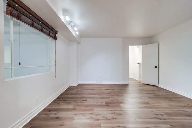 Building Photo - 435 N Oakhurst Dr