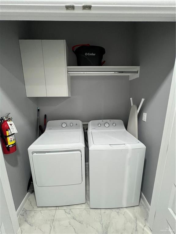 Building Photo - 15 E Iris Ave