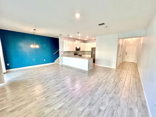 Building Photo - Upscale 3Beds/2.5Baths Townhouse living in...