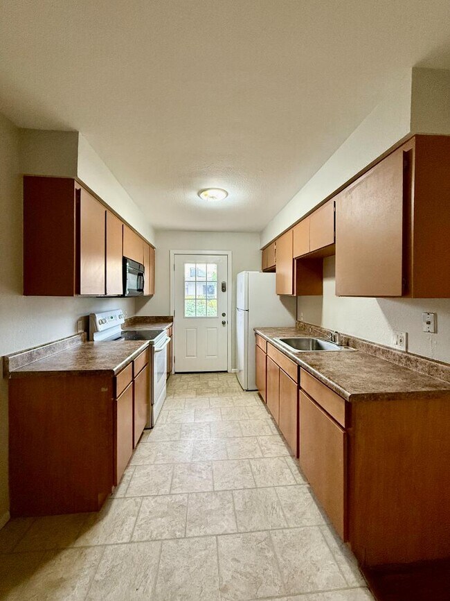 Building Photo - 825 E 5th St