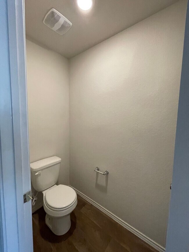 Building Photo - Beautiful 4 bedroom, 2.5 bathroom home in a great location!