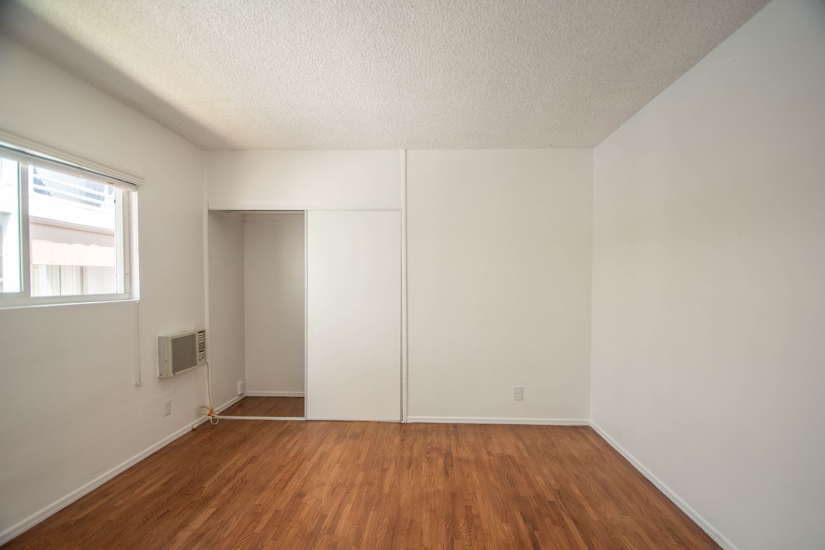 Building Photo - 15033 Burbank Blvd