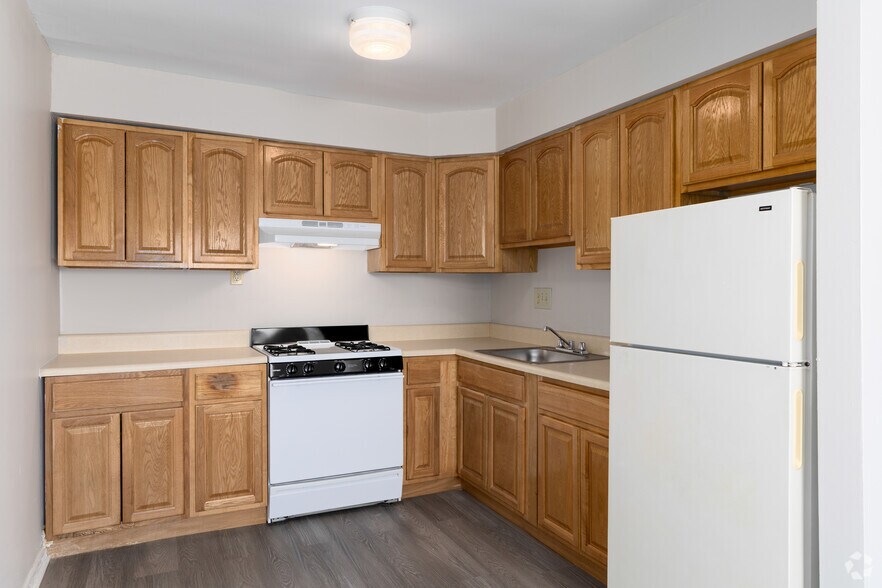 1BR, 1BA - 650-720SF - Kitchen - Algon Arms