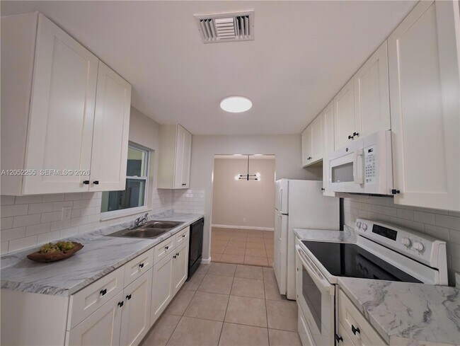 Building Photo - 888 SW 62nd Ave