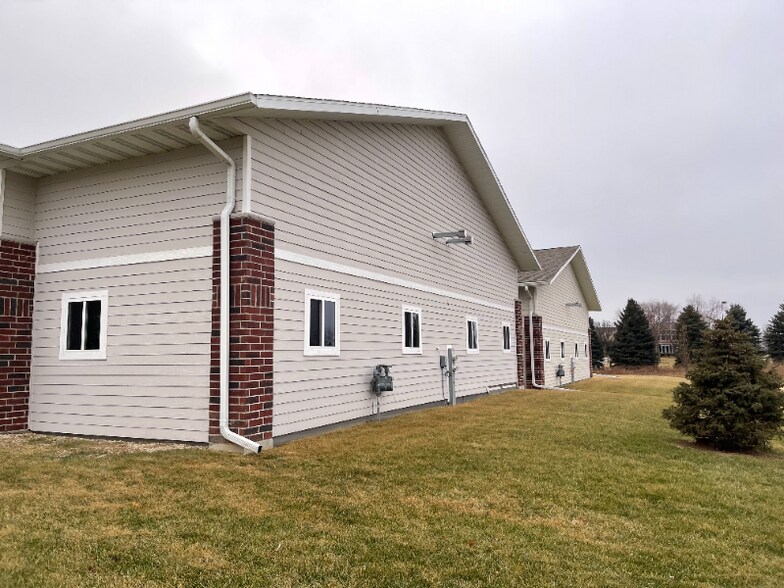 Building Photo - 363 E Oak St