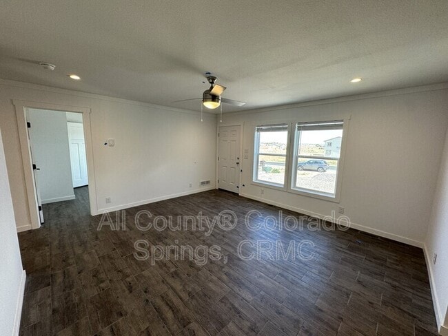 Building Photo - 690 E Hahns Peak Ave