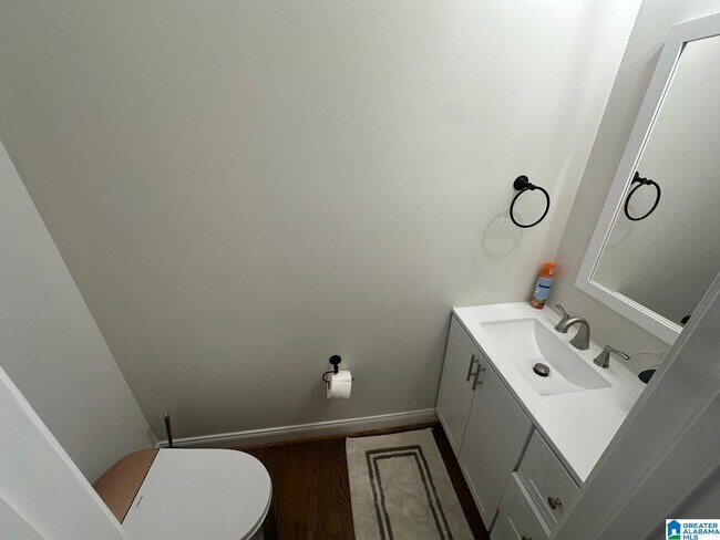 Building Photo - 221 Castlehill Dr